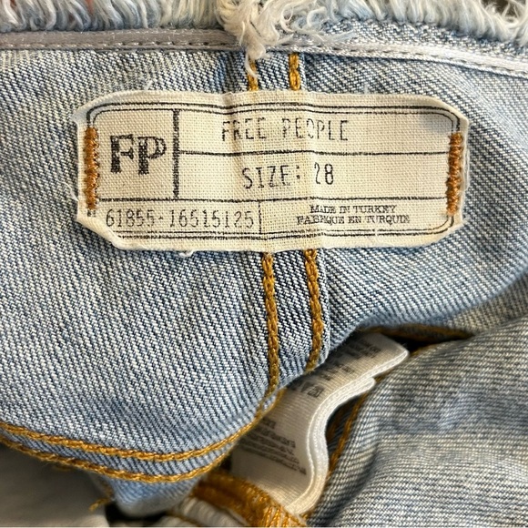 Free People The Cropped Bootcut Jeans denim Raw Waistband Bleach Spots Size 28 - Picture 6 of 7